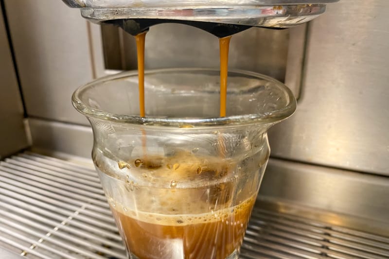 Starbucks espresso shot wordt getrokken uit espressomachine